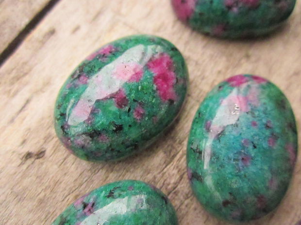 Cabochon ruby in zoisite 25x18 mm