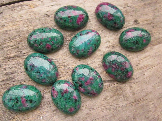 Cabochon ruby in zoisite 25x18 mm