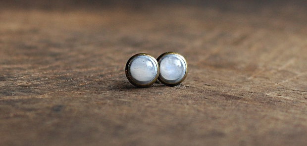 Cercelusi  Mici cu Rainbow Moonstone in baza metalica bronz antichizat  8mm