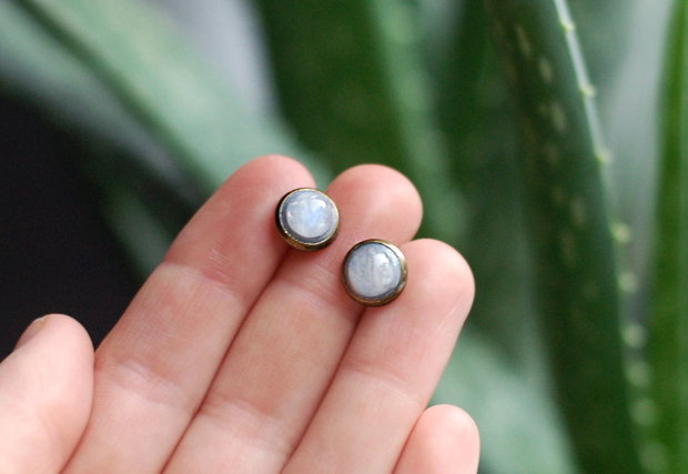Cercelusi  Mici cu Rainbow Moonstone in baza metalica bronz antichizat  8mm