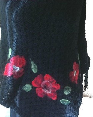 Poncho tricotat cu aplicatie de maci de lana si matase naturala impasliti