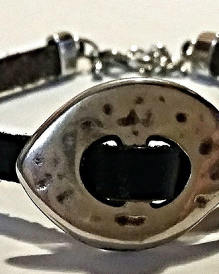 Bratara piele neagra cu distantier peste