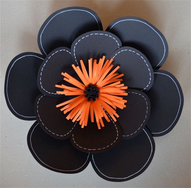 Floare neagra cu mijloc portocaliu din franjuri