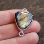 Conector cu labradorit   spectrolit  - in rama argintata