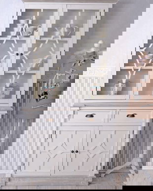 VITRINA MARE  DIN LEMN MASIV ANTICHIZAT CU BEJ