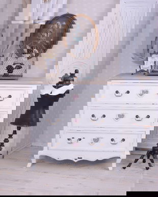 COMODA ALBA CU INIMIOARA DIN LEMN MASIV ANTICHIZAT