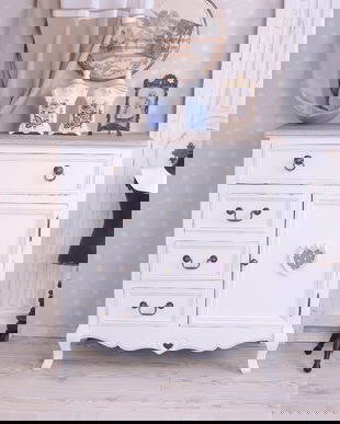 COMODA ALBA CU INIMIOARA DIN LEMN MASIV ANTICHIZAT