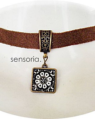 chocker cu pandantiv patrat cu cabochon floare