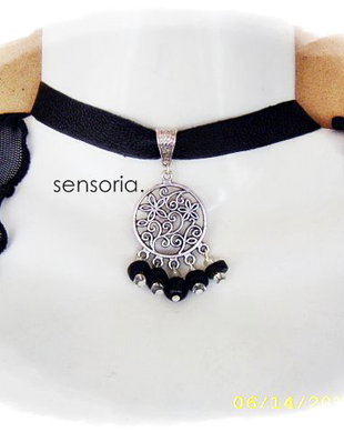 chocker cu pandantiv argintiu floral