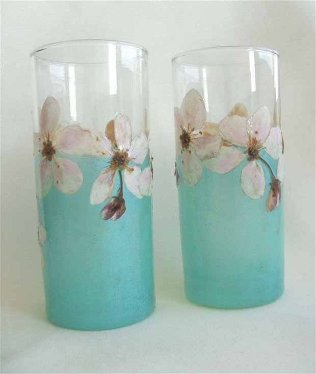Set de 2 pahare din sticla, turcoaz, pictate manual, decorate cu flori presate(flori de mar), Set pahare pentru apa, Set pahare unicat