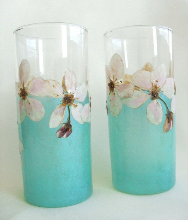 Set de 2 pahare din sticla, turcoaz, pictate manual, decorate cu flori presate(flori de mar), Set pahare pentru apa, Set pahare unicat