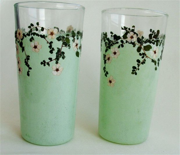 Set pahare apa, din sticla, culoare vernil, decorate cu flori presate, Set 2 pahare pictate manual, Set pahare hand made,unicat