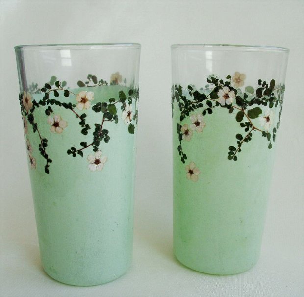 Set pahare apa, din sticla, culoare vernil, decorate cu flori presate, Set 2 pahare pictate manual, Set pahare hand made,unicat
