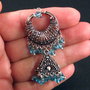 9152 - (1buc) Pandantiv / charm stil Jhumka, cupru solid argintat (aspect vintage), sticla presata bleu transparent