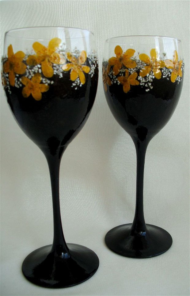 Pahare pentru vin, negre cu flori presate galbene, Pahare festive, Pahare unicat