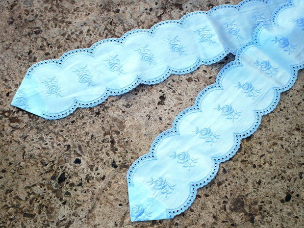 Panglica decorativa brodata