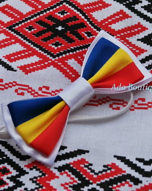 Mini papion tricolor pe saten alb