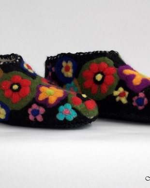 Botosi de casa impasliti cu flori multicolore si talpa din piele naturala