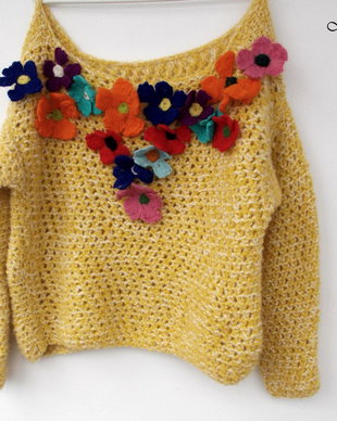 Pulover crosetat din mohair si flori impaslite aplicate