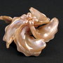 9181 - Pandantiv, floare petale scoica sidef beige, perle de cultura