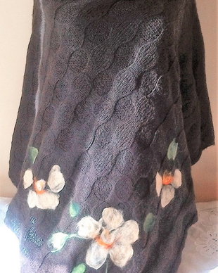 Poncho cu aplicatie de flori de lana si matase naturala impaslite