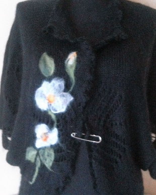 Cardigan tricotat cu aplicatie de flori impaslite