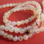 Agate alb laptos cu insertii gri - negre aprox 6.5 mm