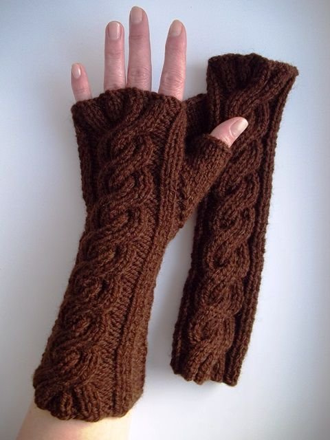 Manusi ciocolatii tricotate manual