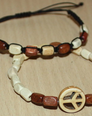 set bratari din margele de lemn brad cu link peace din piatra de howlit