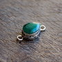 Conector radacina smarald indian fatetat in rama argintata si antichizata