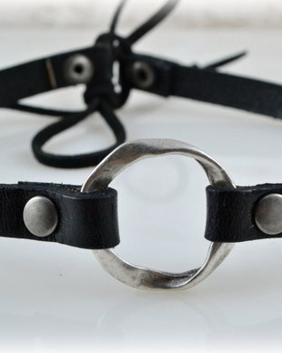 Choker din piele si zamak placat cu argint ''O''