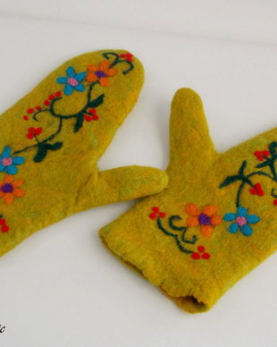 Vandut - Manusi cu un deget impaslite si broderie impaslita