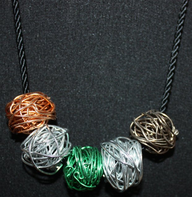 Colier - Coloured wire