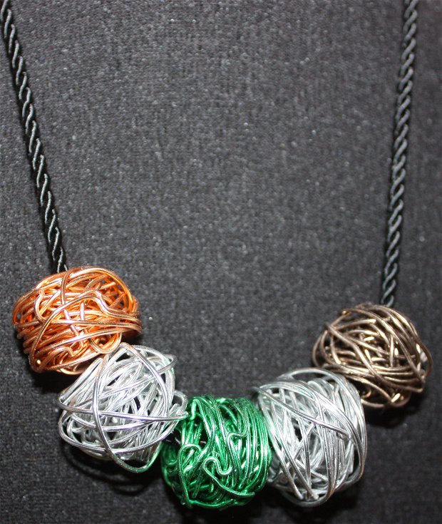 Colier - Coloured wire