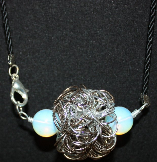Rose of peace - colier din sarma modelata cu sfere de opalit
