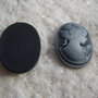 Camee ovala in degrade de gri cu baza neagra aprox 0.5x18x24 mm