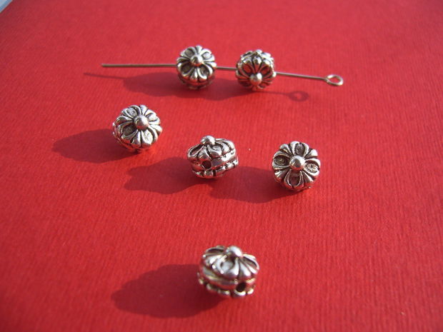 Distantier argintiu floare cu 2 fete aprox 8x8 mm