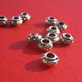 Distantier argintiu cu flori aprox 4x6 mm