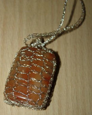 colier handmade din cu pandantiv din sarma crosetata si piatra de carneol - colier talisman