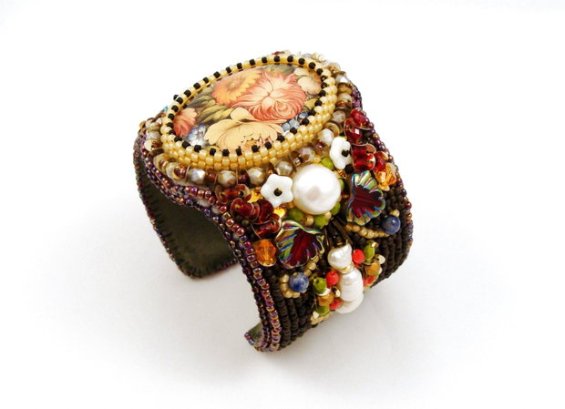 Bratara statement cu motive florale