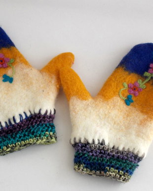 Vandut - Manusi impaslite, cu un deget cu manseta crosetata si broderie impaslita