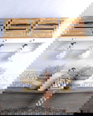 CUIER DE PERETE DIN LEMN MASIV ALB CU BEJ