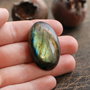 Cabochon Labradorit  flashy  - oval - stralucire electrica -LBR003