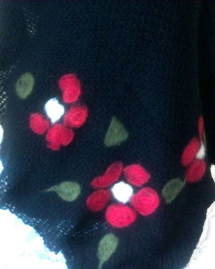 Poncho cu aplicatie de flori de lana si matase naturala impaslite