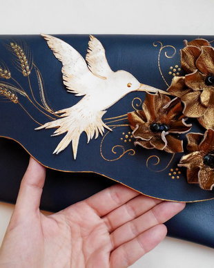 poseta plic handmade unicat din piele - Hummingbird and Gold Flowers