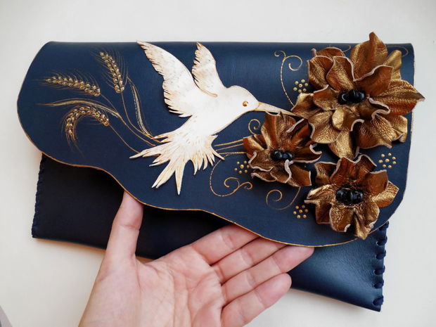 poseta plic handmade unicat din piele - Hummingbird and Gold Flowers