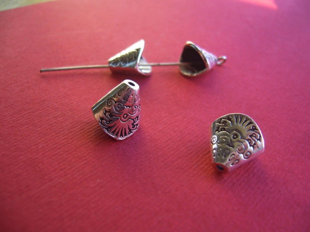 Con din argint partial antichizat aprox 9x11x11 mm