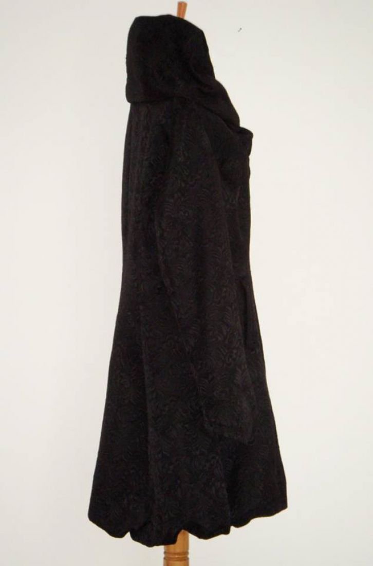 Pardesiu / Palton spectaculos, excentric, din jacquard negru, cu model floral