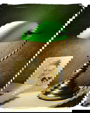 LAMPA BANKER DIN ALAMA MASIVA SI ABAJUR DIN STICLA VERDE