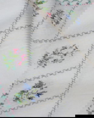 Fata de masa de in cu flori